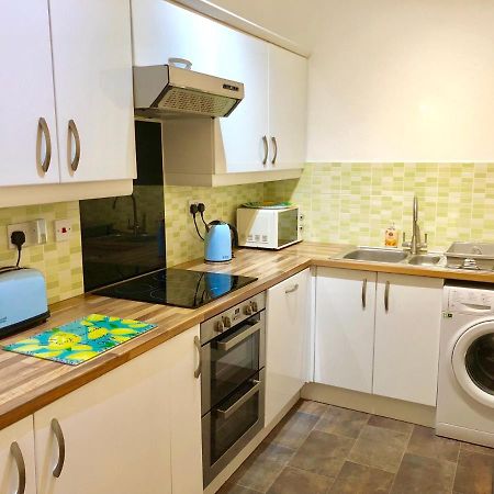 Stylish Apartment With Secure Parking Close To City Chester Esterno foto