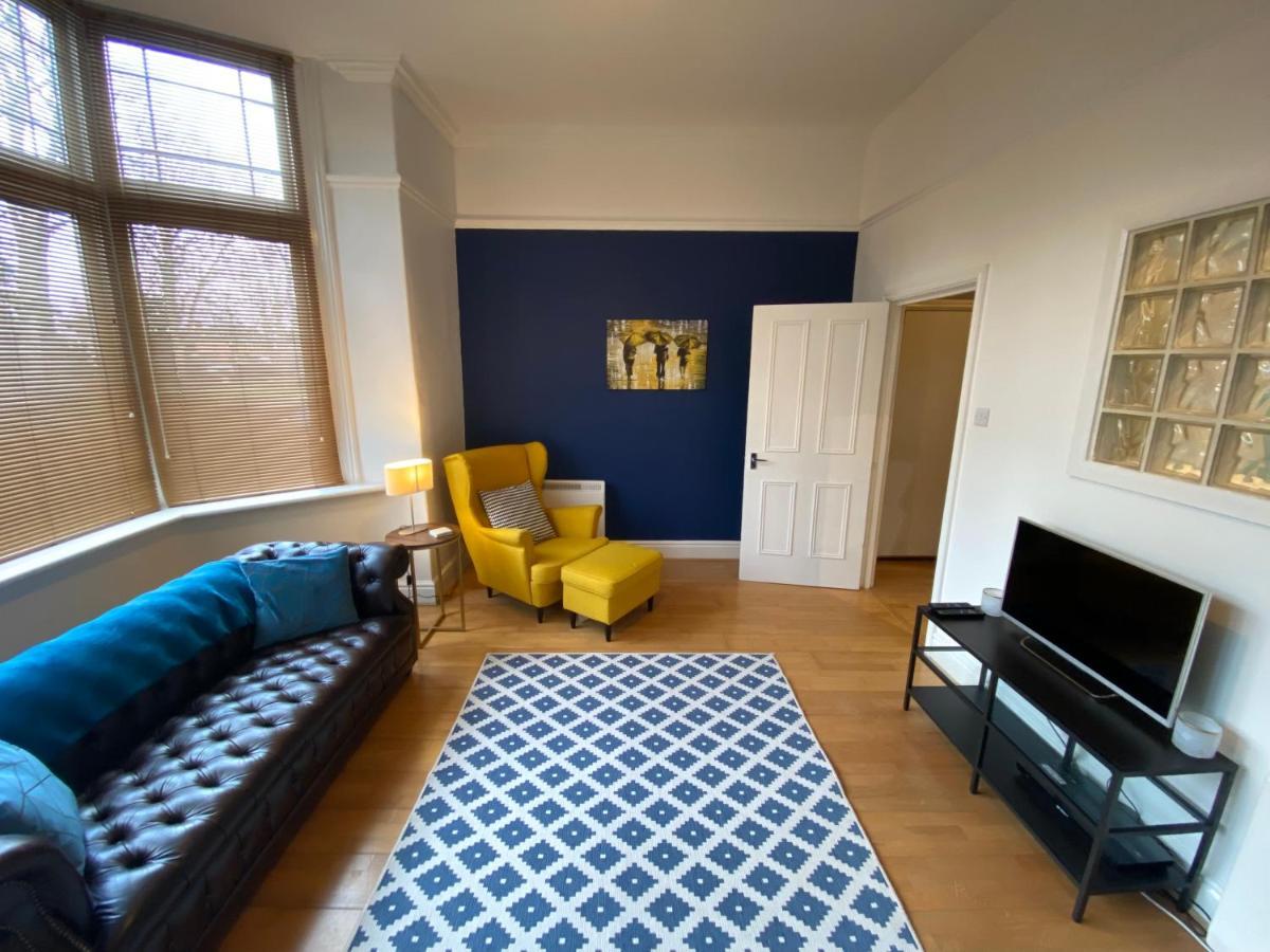 Stylish Apartment With Secure Parking Close To City Chester Esterno foto