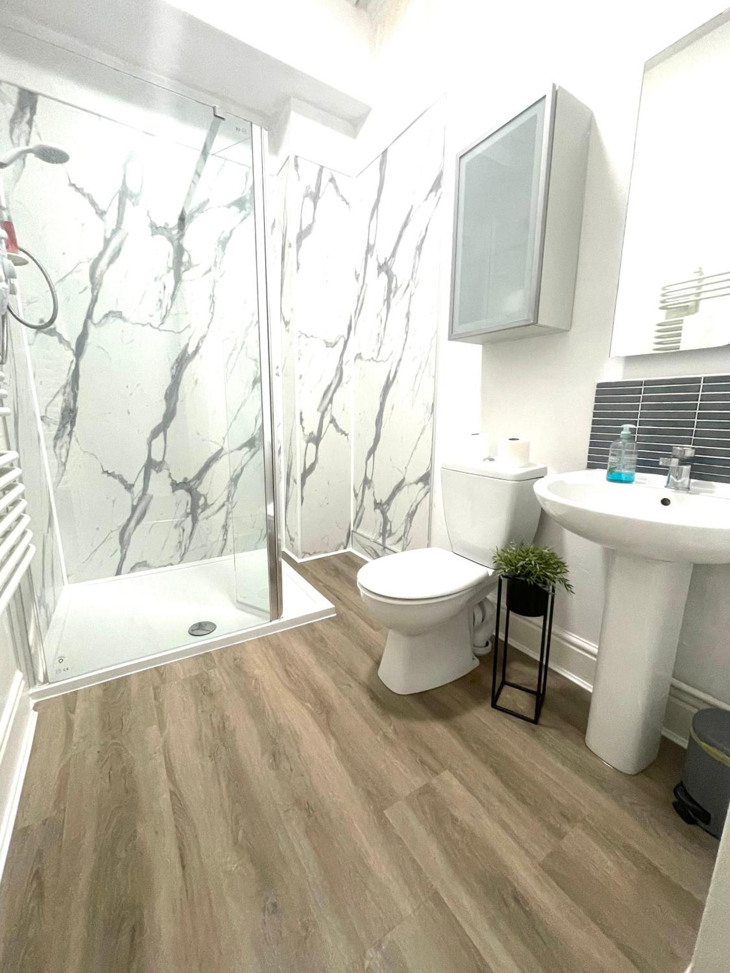 Stylish Apartment With Secure Parking Close To City Chester Esterno foto